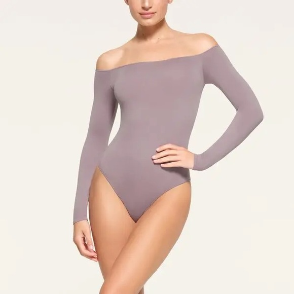 SKIMS Essential Off The Shoulder Bodysuit - Picture 2 of 4